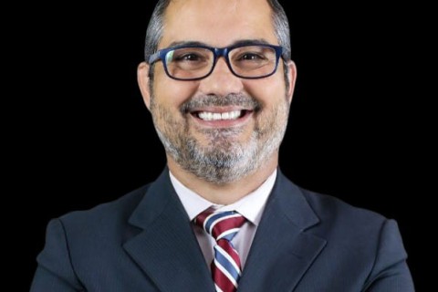 Valor descontado de beneficiários salta de R$ 413 milhões para R$ 2,6 bilhões, com 98% dos casos sem autorização formal