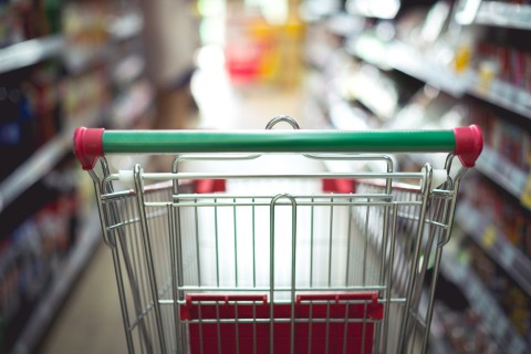 Endividados, pressionados por boletos e comprando menos: metade das casas brasileiras está inadimplente