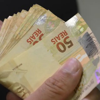 Desvalorização do real está ligada a não cumprimento de metas pelo governo, diz especialista